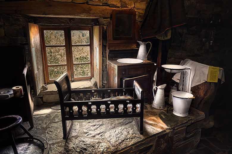 Image of the interior of the Ethnographic Museum of Esquíos representing a rural room.