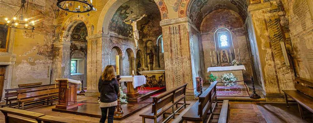 Photo of the interior of the pre-Romanesque Church of San Julián de los Prados in the municipality of Oviedo
