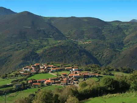 Imagen Panoramic view of the village of San Martín de Ondes, in the council of Belmonte de Miranda, and its surroundings.