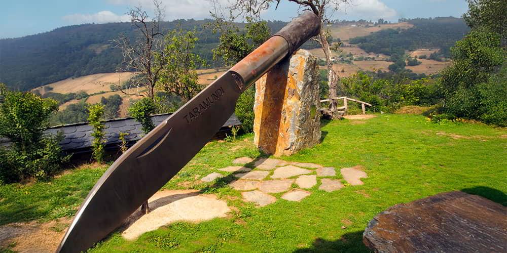 Escultura de una navaja de Taramundi en tamaño gigante.