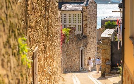 Street of the fishing village of As Figueiras