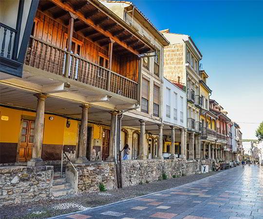 Foto de un tramo de la calle Galiana en Avilés con los soportales en primer plano