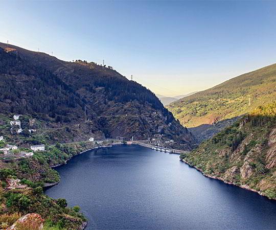 Panoramic photo of the Salime reservoir and its surroundings in the municipality of Grandas de Salime.