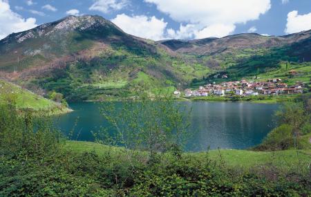 Embalse de Tanes y Coballes al fondo