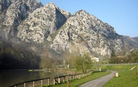 Path and active tourism area at the Valdemurio reservoir