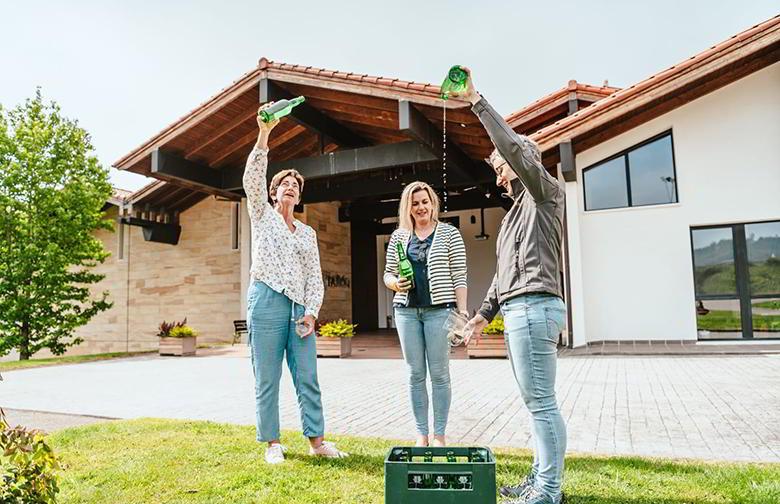 Image of the pouring of natural cider