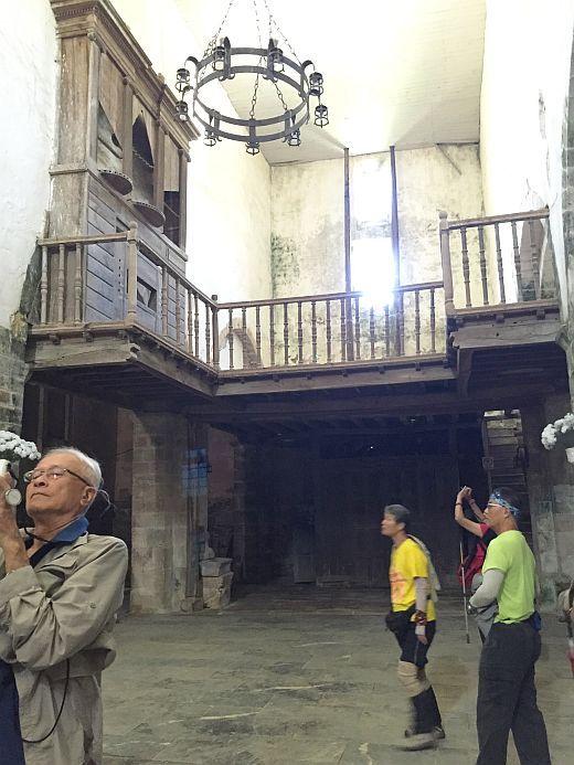 Bild von taiwanesischen Pilgern im Obona-Kloster (Tineo)