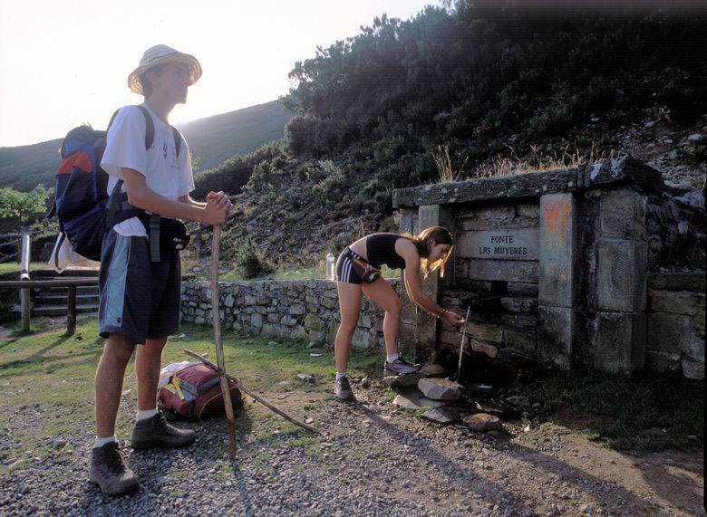 Image of pilgrims on the Primitive Way (Allande)