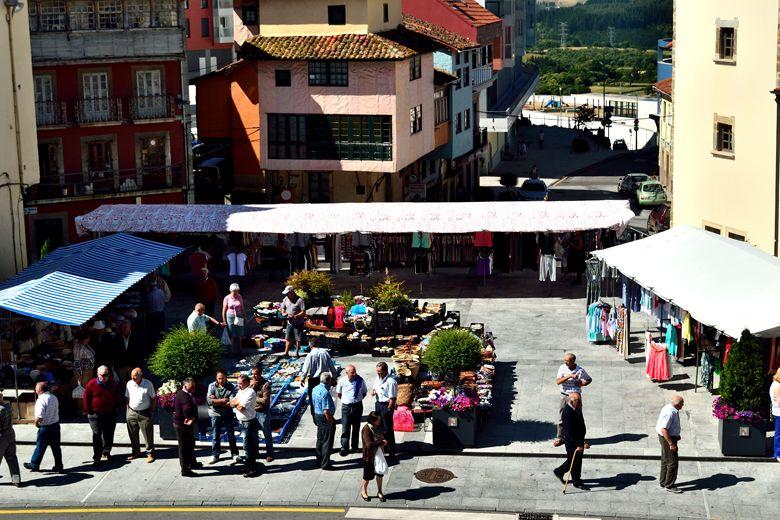 Image of a view of the town of Tineo from the balcony of Riego.