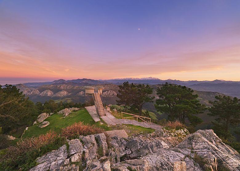 Image of a sunrise at the Mirador del Fitu (Parres)