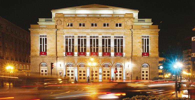 Night-time image of the Campoamor theatre in Oviedo/Uviéu