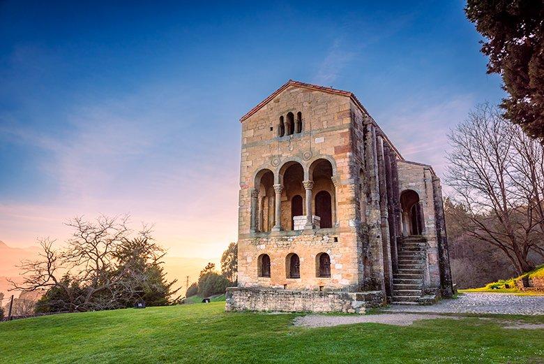 Image of the church of Santa María del Naranco in Oviedo/Uviéu