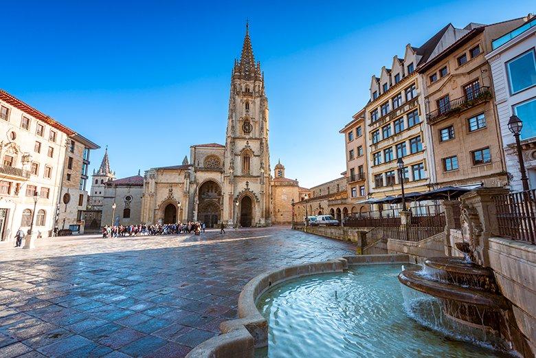 Image of the Cathedral Square in Oviedo/Uviedo/Uviéu