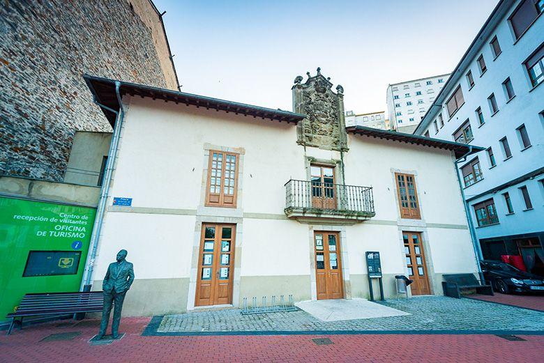Image of the statue of Severo Ochoa in the historic centre of Luarca/Ḷḷuarca (Valdés)