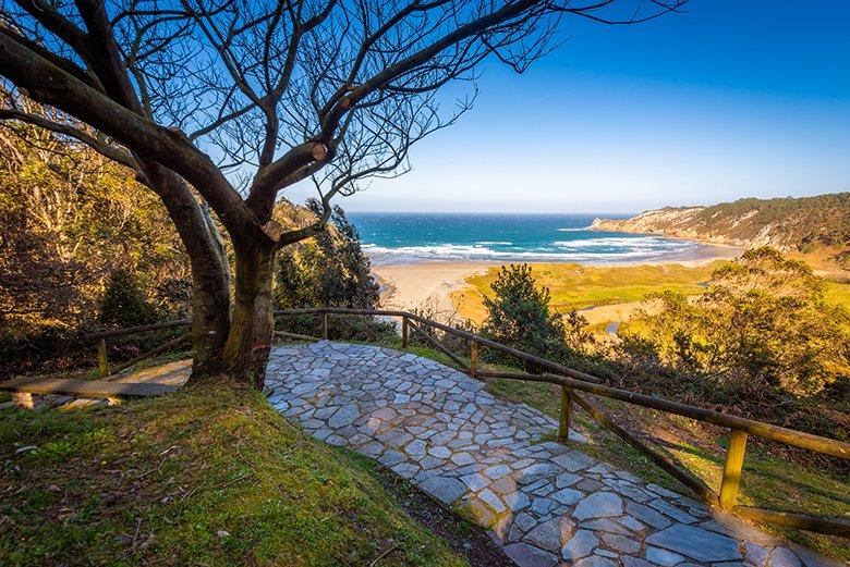 Picture of a bench overlooking the beach of Barayo (Valdés and Navia).