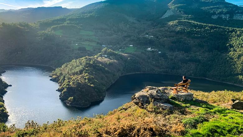 Image of a bench in the village of Llombatín (Illano)