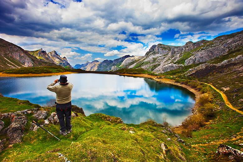 Person observing nature from the Lago del Valle in Somiedo