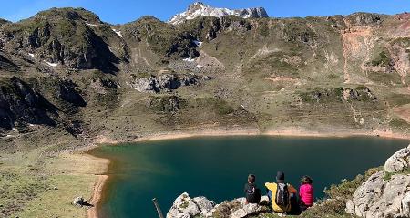 Imagen Route to the Saliencia Lakes with children