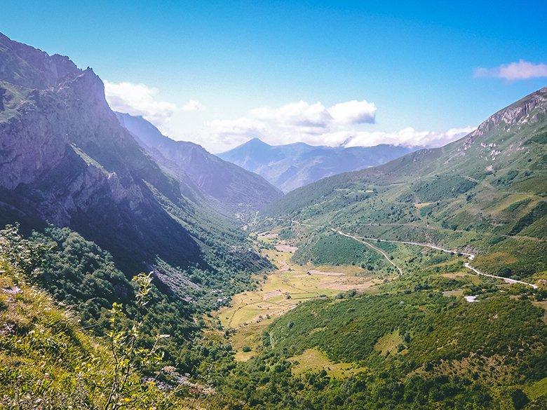 Image of the Saliencia Lakes Route