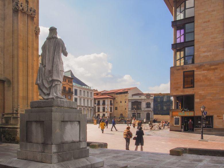 Image of the statue of Alfonso II in the Cathedral Square in Oviedo.