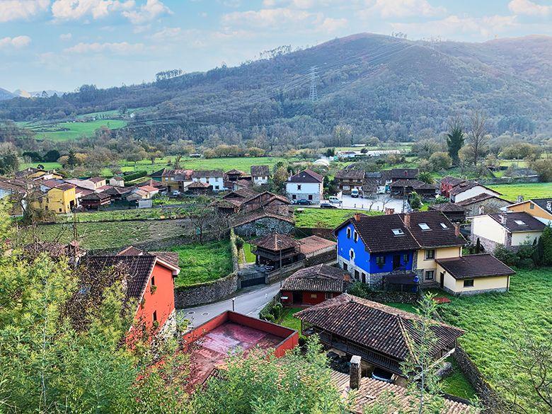 Image d'une vue panoramique de Güeñu/Bueño (Ribera de Arriba)