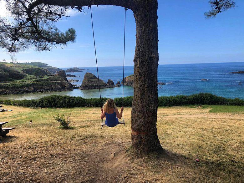 Imagen de un columpio en las inmediaciones de la Playa de Porcía (El Franco y Tapia de Casariego)