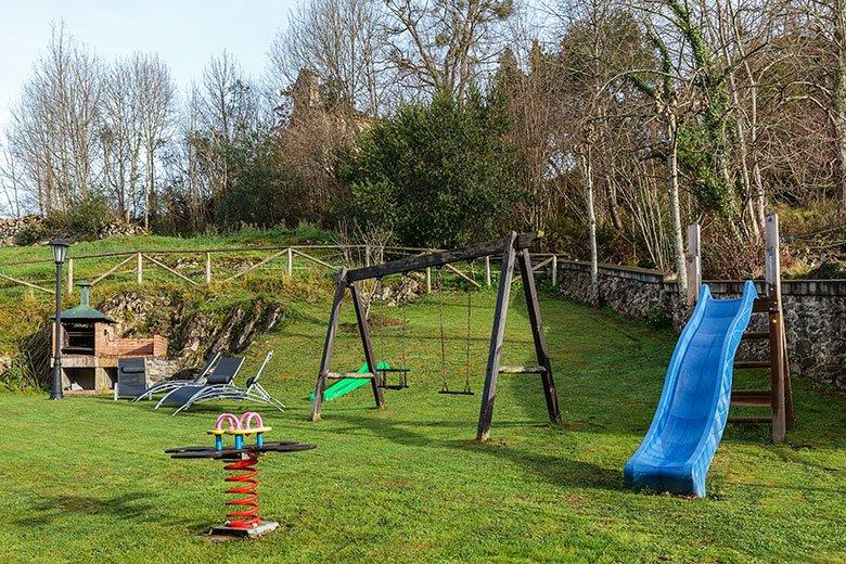 Photo of the swings in the garden of the rural house Aldea de Con-El Texu (of the Aldeas de Asturias brand) in the council of Cangas de Onís.