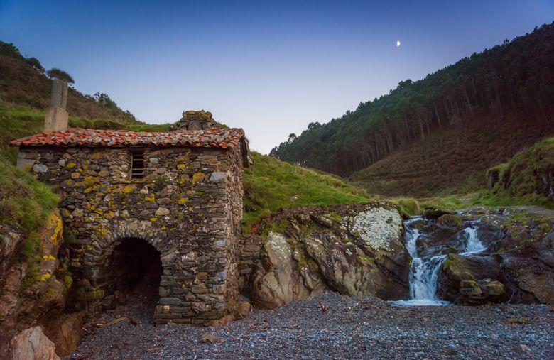 Image of the windmill on the beach of La Vallina in Cudilllero