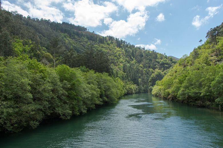 Der Fluss Navia von der Castrillón-Brücke aus