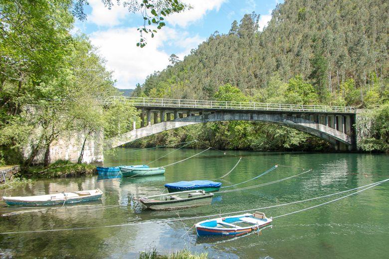 Fluss Navia und Castrillón-Brücke