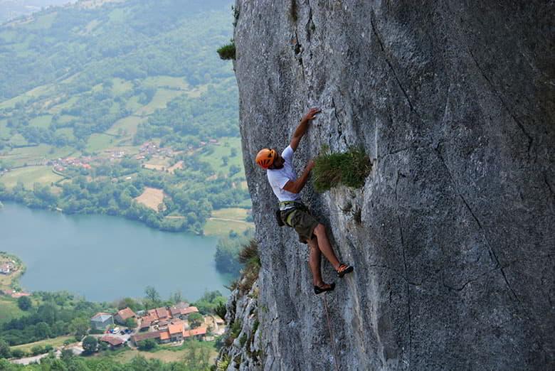 Climbing image in Ḷḷano (Quirós)