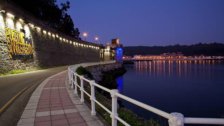 Night-time image of the coal loading bay at the port of San Esteban in Muros de Nalón.