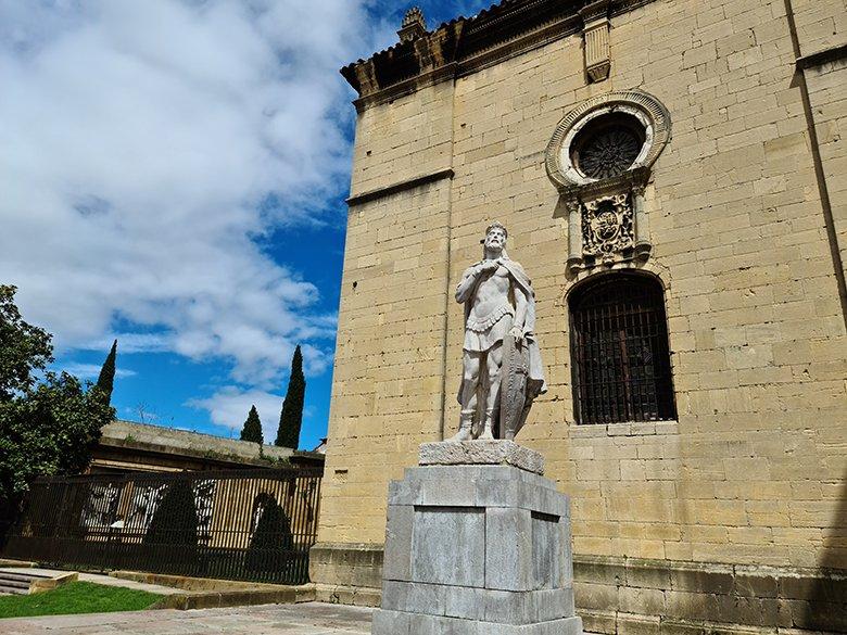 Image of the statue of Alfonso II in Oviedo/Uviedo/Uviéu