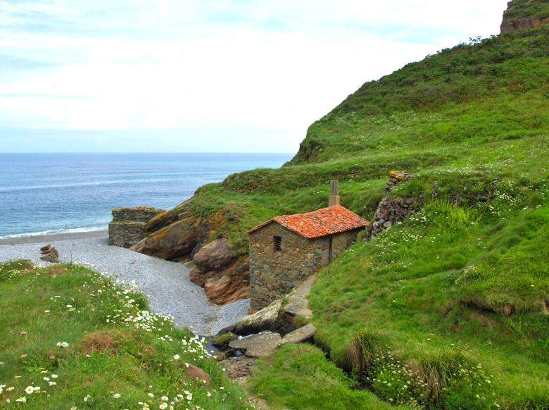 Image of a windmill on the beach of La Vallina (Cudillero)
