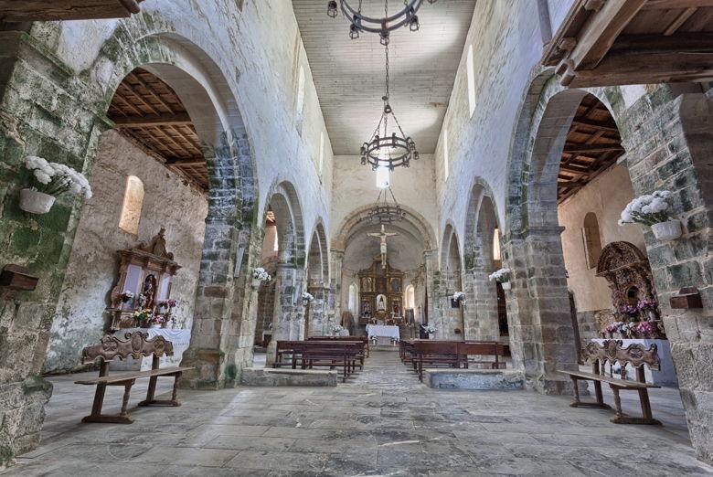 Image of the interior of the Obona Monastery (Tineo)