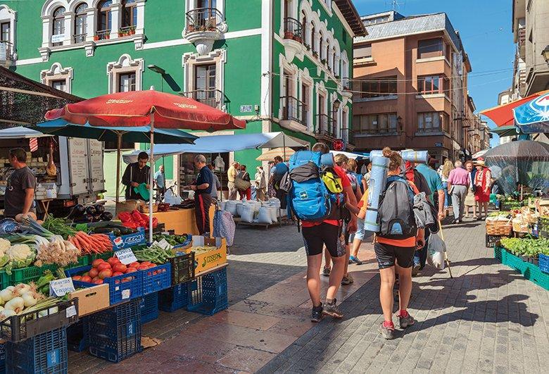 Bild von Pilgern auf dem Markt von Grau/Grado