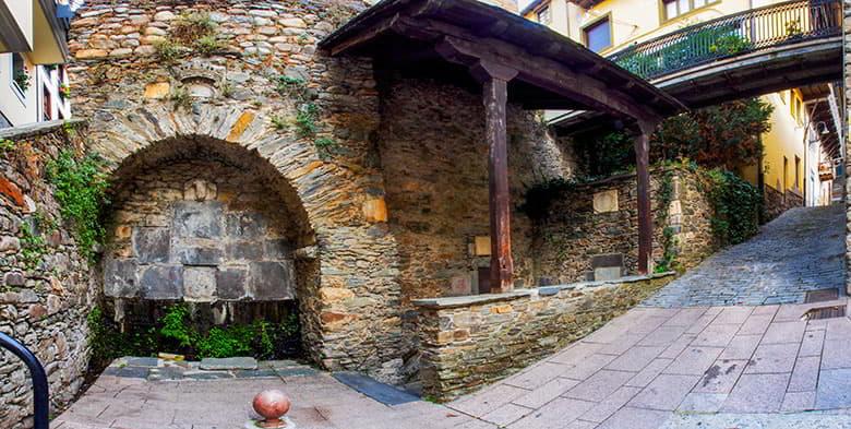 Panoramic view of La Fuente Street (Cangas del Narcea)