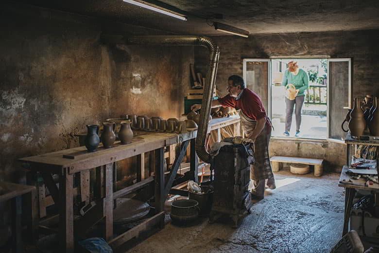 Image of a black pottery workshop in Ḷḷamas del Mouru (Cangas del Narcea).
