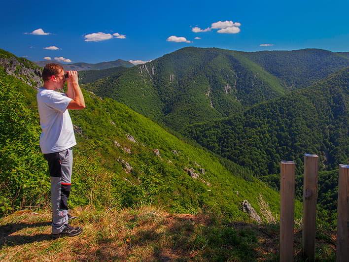Image of a person at the Mirador del Oso viewpoint. Climb to Puerto del Connio in Cangas del Narcea.