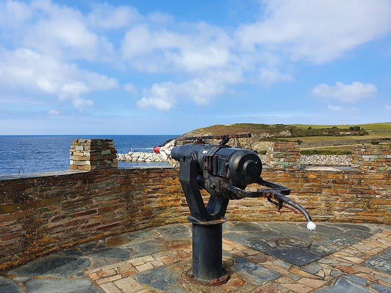 Imagen de un arponero en el Mirador de la Riva de Puerto de Vega (Navia)