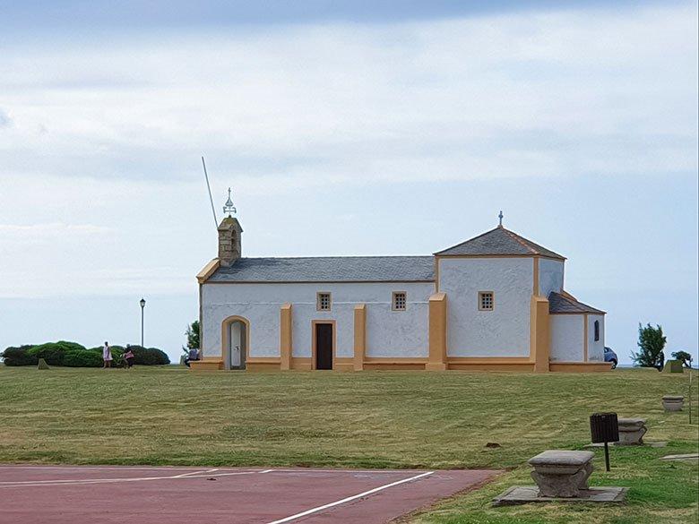 Imagen de la Capilla de la Atalaya en Puerto de Vega (Navia)