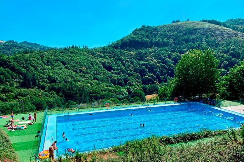 Image of the swimming pool in Santa Eulalia de Oscos