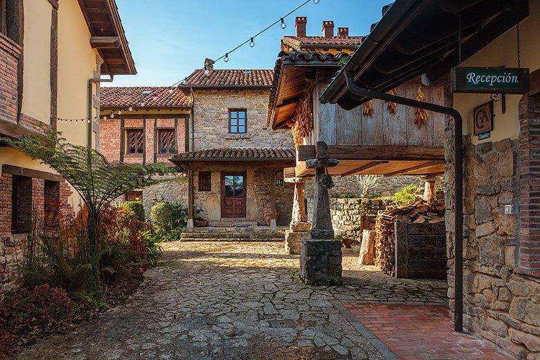 Image of the exterior of a rural tourism accommodation in Llanes.