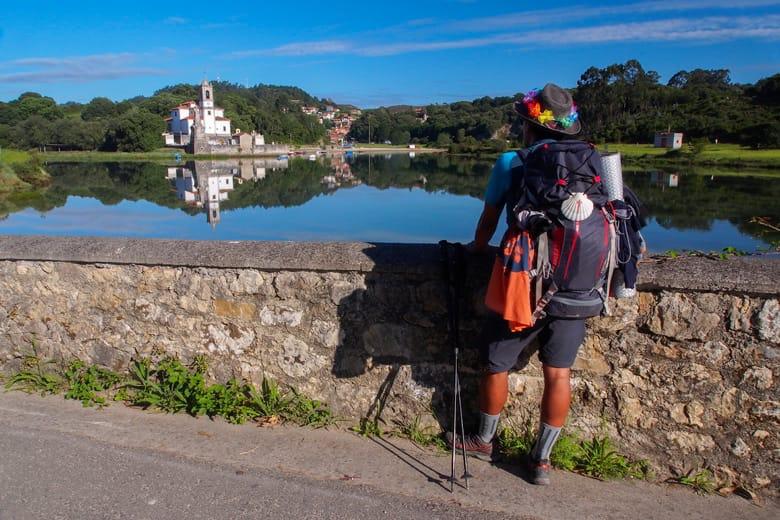 Image of a pilgrim in Niembro (Llanes) ©Juanjo Arrojo