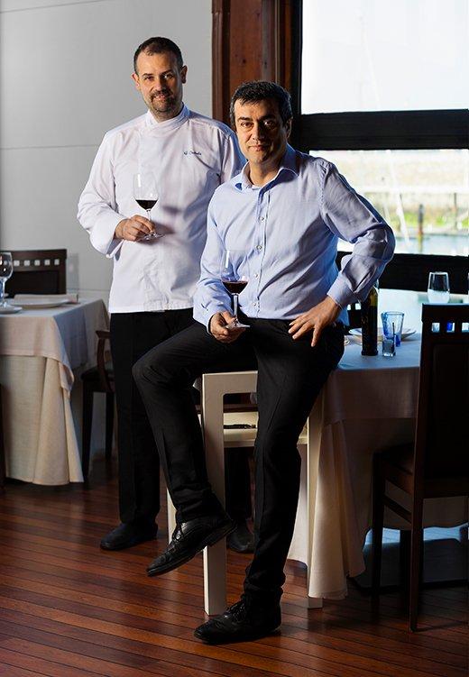 Image of the chef Gonzalo Pañeda and his head waiter, Antonio Pérez, in his restaurant Auga (Gijón/Xixón).