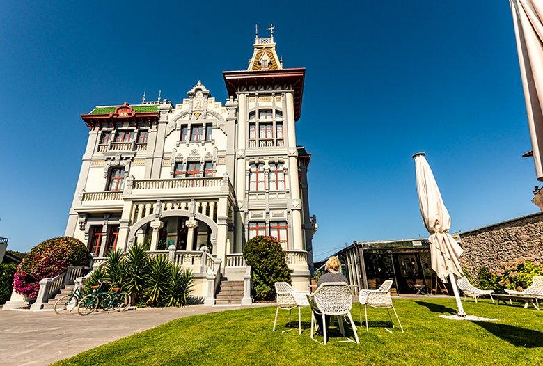 Image of the exterior of the Hotel Villa Rosario, where the Ayalga restaurant is located (Ribadasella/Ribeseya).