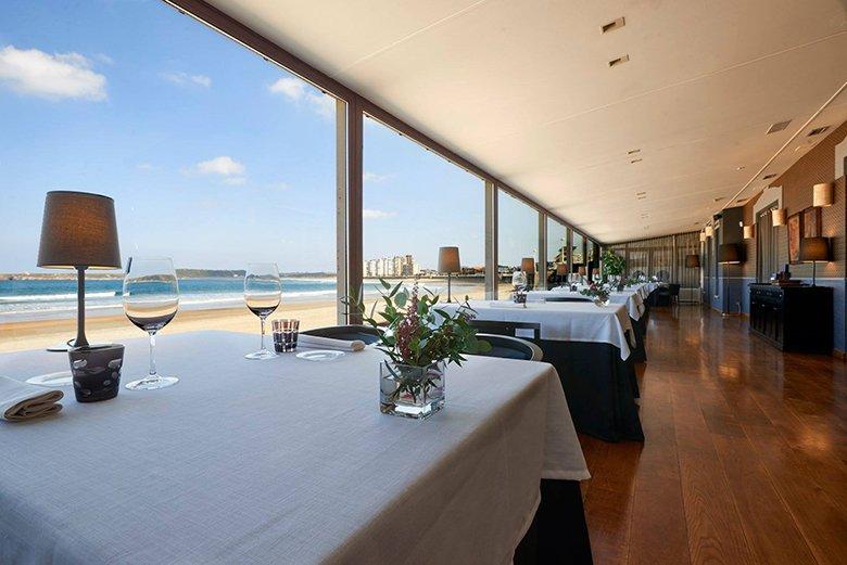 Image of the lounge of the Real Balneario restaurant with views of the sea (Salinas, Castrillón).
