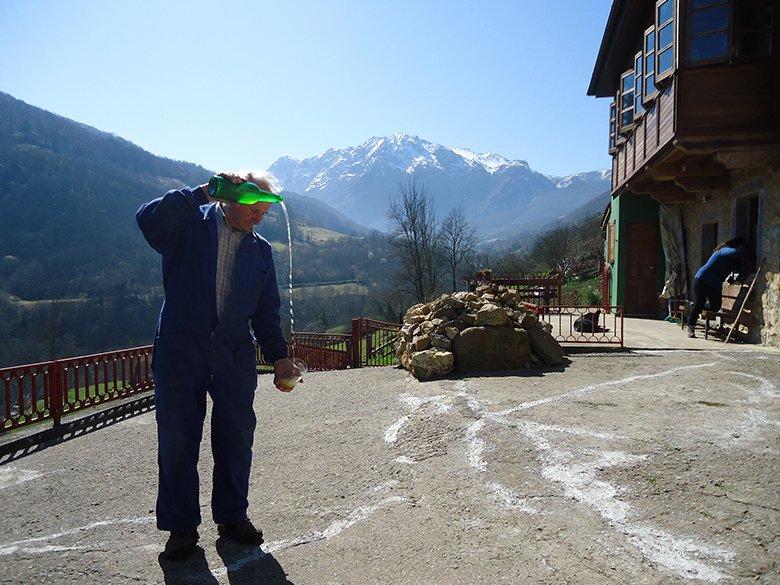 Picture of a man pouring cider (Quirós)