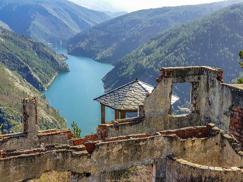 Image of the ruins of A Paicega (Pesoz)