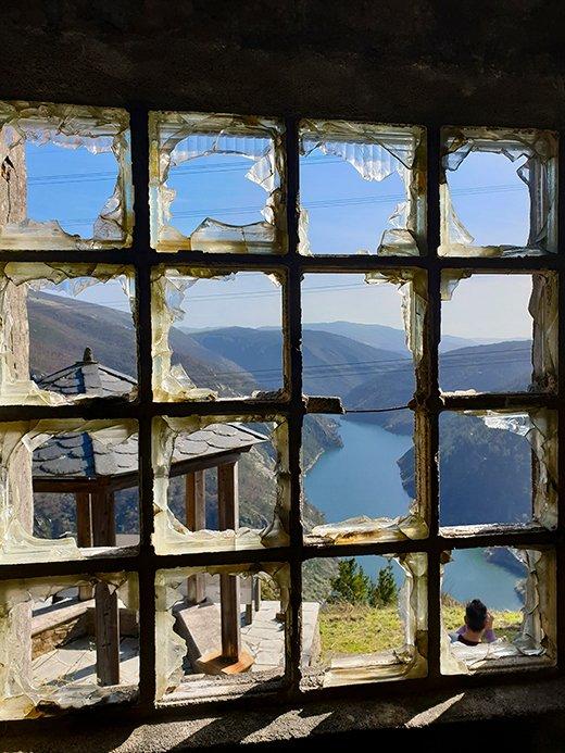 Image of a window with views of the A Paicega viewpoint and the river Navia (Pesoz)
